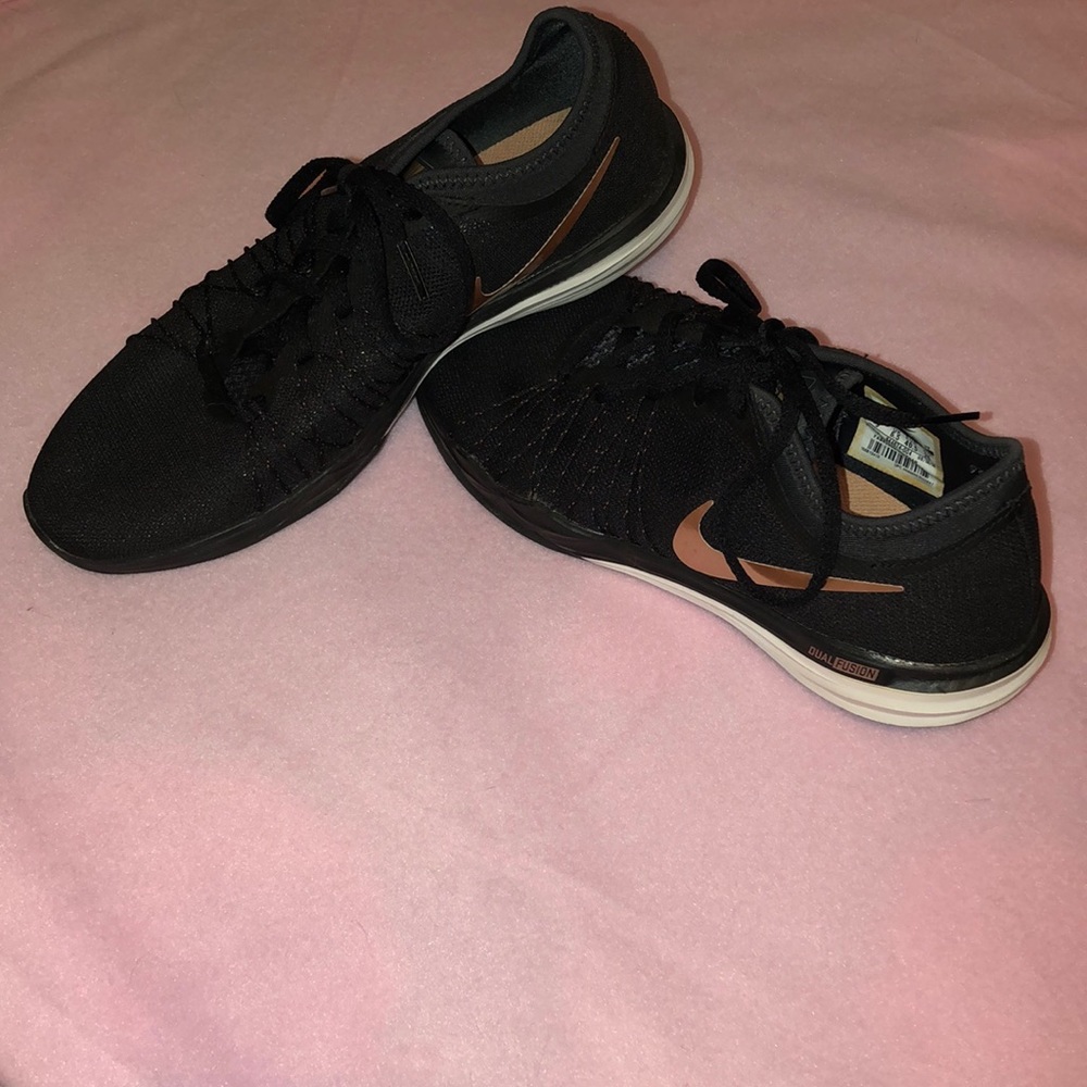 Size 9 Nike training dual fusion running shoes
